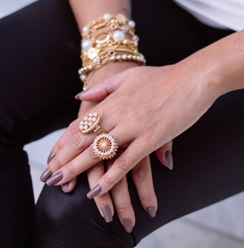 Γυναικεία χέρια με κοσμήματα