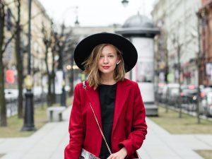 Γυναίκα που φοράει κόκκινο παλτό