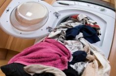 Πολλά ρούχα που είναι εκτός κάδου πλυντηρίου ρούχων